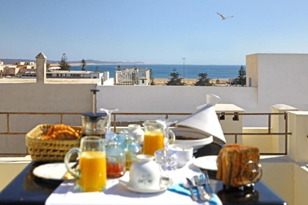 breakfast overlokking ocean